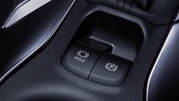 Peningkatan lain yang ada di Corolla Cross 2024 adalah hadirnya fitur rem parkir elektrik menggantikan rem parkir sebelumnya yang berbentuk pedal.  Foto: Dok. Toyota Thailand