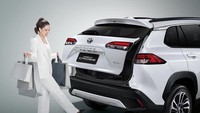 Bicara fitur, mobil ini sudah dibekali fitur panoramic sunroof, lampu-lampu LED di belakang, termasuk pintu bagasi belakang yang bisa dibuka dengan sensor tendangan kaki (kick sensor). Foto: Dok. Toyota Thailand