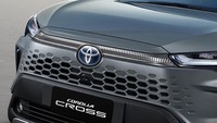 Dari sisi eksterior, Corolla Cross 2024 menghadirkan desain lampu depan terbaru yang kini lebih modern dengan garis lampu DRL LED di dalamnya. Selain itu, bagian bumper juga didesain ulang. Nah yang menarik lagi, desain grill juga diperbarui, kini berbentuk lubang-lubang heksagonal ala sarang lebah. Foto: Dok. Toyota Thailand
