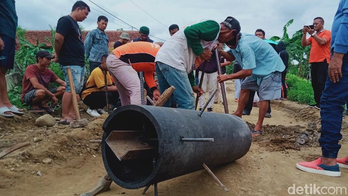 Warga Desa Ngandong, Kecamatan Gantiwarno, Klaten memasang portal cor menutup akses truk tambang.