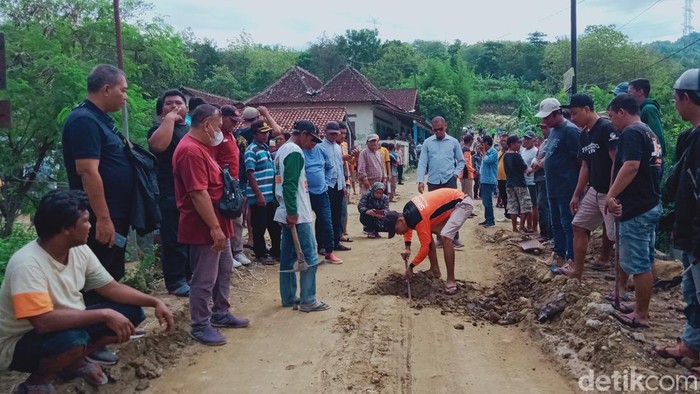 Warga Desa Ngandong, Kecamatan Gantiwarno, Klaten memasang portal cor menutup akses truk tambang.