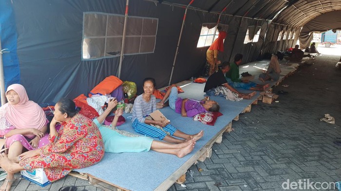 Warga Karanganyar Demak di Posko Pengungsian Terminal Jati Kudus, Jumat (9/2/2024).