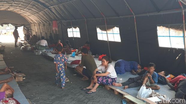 Warga Karanganyar Demak di Posko Pengungsian Terminal Jati Kudus, Jumat (9/2/2024).