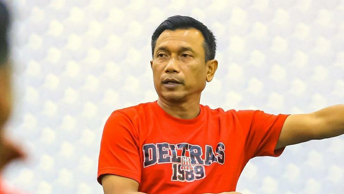 Widodo C Putro saat melaltih Deltras FC