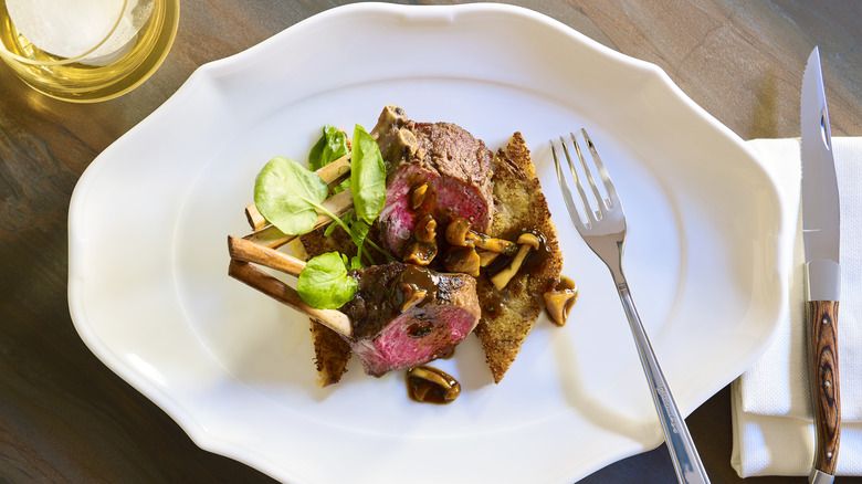 5 Hotel dengan Layanan Makan Terbaik, Bisa Custom Menu!