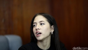 Adhisty Zara mengaku dapat banyak pengalaman baru selama syuting film Munkar. Dia juga merasa proses syuting film ini nggak ada drama. (Foto: Suhandi Ridho/detikcom)