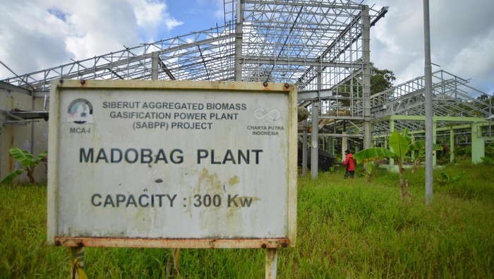 Aduh Sayang Banget! Pembangkit Listrik Biomassa di Sumbar Mangkrak Warga melihat kondisi Pembangkit Listrik Tenaga Biomassa (PLTBm) berbahan bakar bambu yang terbengkalai di Desa Madobag, Siberut Selatan, Kabupaten Kepulauan Mentawai, Sumatera Barat, Jumat (9/2/2024). PLTBM pertama di Indonesia yang diresmikan tahun 2019 tersebut, bersama dua unit lagi hanya beroperasi selama enam bulan dengan total kapasitas 700 kW untuk menerangi 1.233 Kepala Keluarga (KK), namun kini terbengkalai dan mangkrak, sebelumnya mengalami kendala kekurangan pasokan dan rusaknya mesin. ANTARA FOTO/Iggoy el Fitra/rwa.