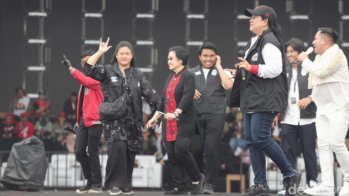 Aksi Megawati Nyanyi dan Joget Bareng Nassar di Kampanye Akbar Semarang Ketua Umum PDIP Megawati Soekarnoputri menghadiri kampanye penutup Ganjar-Mahfud di Semarang, Jawa Tengah. Dalam kampanye, Megawati ikut bernyanyi dan bergoyang bersama penyanyi, Nassar, Sabtu (10/2/2024).