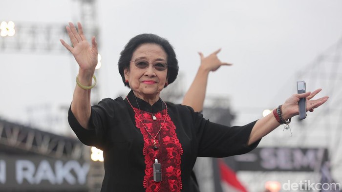 Ketua Umum PDIP Megawati Soekarnoputri menghadiri kampanye penutup Ganjar-Mahfud di Semarang, Jawa Tengah. Dalam kampanye, Megawati ikut bernyanyi dan bergoyang bersama penyanyi, Nassar, Sabtu (10/2/2024).