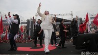 Kemudian, Nassar kembali menyanyikan lagu lain yakni Cinta Hampa. Nassar pun turut mengajak Megawati ke tengah panggung. 
