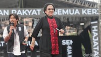 Megawati bersama putrinya, Puan Maharani pun ke tengah panggung. Sambil bernyanyi, sesekali Megawati bergoyang. 