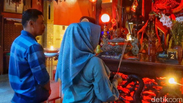 Amsah dan suami saat melakukan ritual ciam si perayan tahun baru imlek di Klenteng Bio Kwan Tee Koen Karawang