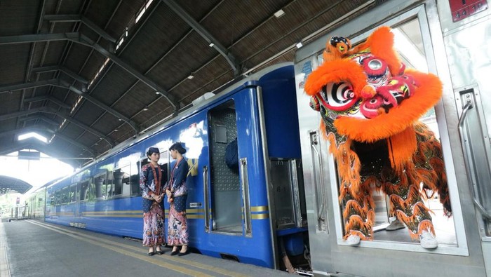 Atraksi barongsai di Stasiun Gubeng Surabaya