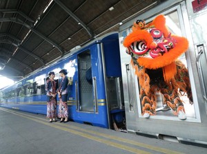 Atraksi Barongsai Warnai Perayaan Imlek di Stasiun Gubeng Surabaya