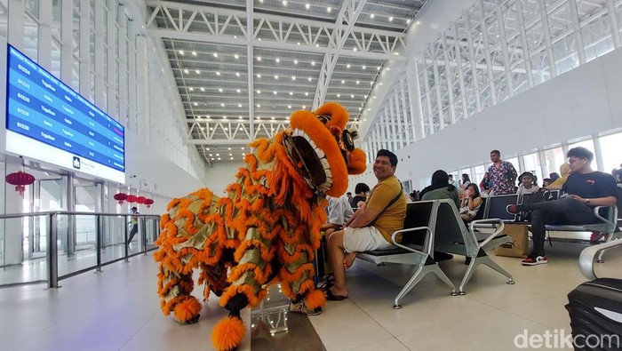 Atraksi Barongsai Hibur Penumpang di Stasiun Kereta Cepat Whoosh Padalarang