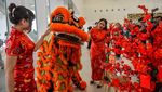 Atraksi Barongsai Hibur Penumpang Whoosh di Stasiun Padalarang