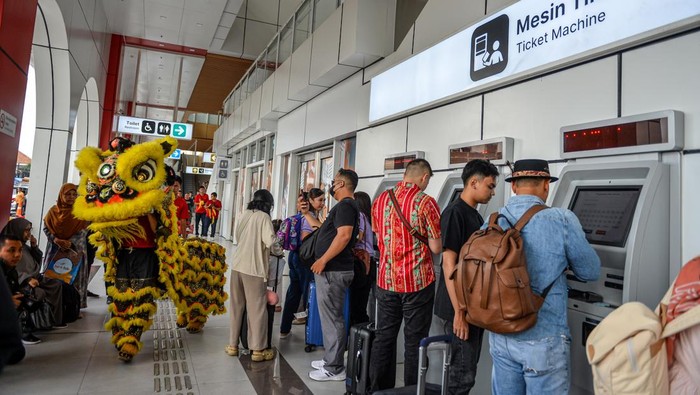 Atraksi barongsay menghibur penumpang di Stasiun Kereta Cepat Padalarang, Kabupaten Bandung Barat, Jawa Barat, Sabtu (10/2/2024). PT KCIC menggelar pertunjukan barongsay untuk menghibur penumpang yang akan menaiki dan turun dari Kereta Cepat Jakarta Bandung untuk memeriahkan Tahun Baru Imlek 2574. ANTARA FOTO/Raisan Al Farisi/tom.