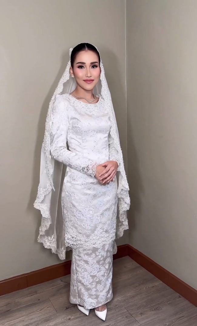 Ibu satu anak ini mengenakan busana gaya Melayu dengan setelan baju kurung dan rok panjang berhias bordir bunga rancangan desainer Ayung Berinda. Foto: Instagram/@candrazhang @mom_ayting92_@ayungberinda