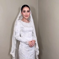 Ibu satu anak ini mengenakan busana gaya Melayu dengan setelan baju kurung dan rok panjang berhias bordir bunga rancangan desainer Ayung Berinda. Foto: Instagram/@candrazhang @mom_ayting92_@ayungberinda