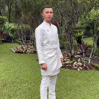 Muhammad Fardhana, kekasih Ayu Ting Ting yang seorang anggota TNI juga tampil serba putih, mengenakan setelan beskap Melayu dengan kaij songket yang dililitkan di pinggang. Foto: Instagram/@candrazhang @mom_ayting92_@ayungberinda