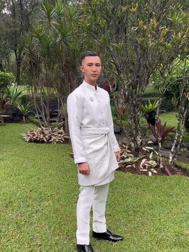 Muhammad Fardhana, kekasih Ayu Ting Ting yang seorang anggota TNI juga tampil serba putih, mengenakan setelan beskap Melayu dengan kaij songket yang dililitkan di pinggang. Foto: Instagram/@candrazhang @mom_ayting92_@ayungberinda
