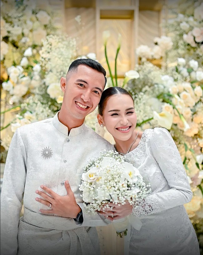 Terbaru ada Ayu Ting Ting, dalam deretan artis yang dijodohkan orang tua. Dia baru saja melangsungkan pertunangan dengan perwira TNI Lettu Infantri Muhammad Fardhana pekan ini. Saling mengenal pada Januari 2024, perjodohan ini terjadi berkat peran kedua orang tua masing-masing. Foto: Instagram/@candrazhang @mom_ayting92_@ayungberinda