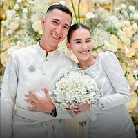 Terbaru ada Ayu Ting Ting, dalam deretan artis yang dijodohkan orang tua. Dia baru saja melangsungkan pertunangan dengan perwira TNI Lettu Infantri Muhammad Fardhana pekan ini. Saling mengenal pada Januari 2024, perjodohan ini terjadi berkat peran kedua orang tua masing-masing. Foto: Instagram/@candrazhang @mom_ayting92_@ayungberinda