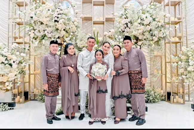 “Jadi saya memberitahukan bahwa pertunangan saya dengan mas dana sudah dinyatakan putus sejak tanggal 22 Juni itu di antara kami dan tanggal 27 Juni kemarin hari Kamis itu di antara sama orang tua Alhamdulillah secara resmi, ujar Ayu Ting Ting.  Foto: Instagram/@candrazhang @mom_ayting92_@ayungberinda