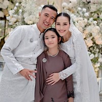 Veil panjang yang juga dihiasi bordiran menambah anggun penampilannya. Foto: Instagram/@candrazhang @mom_ayting92_@ayungberinda