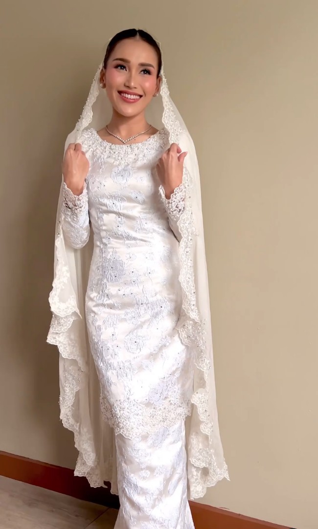 Penyanyi dangdut 31 tahun ini memilih penampilan sederhana tapi tetap cantik dan anggun. Foto: Instagram/@candrazhang @mom_ayting92_@ayungberinda