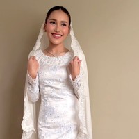 Penyanyi dangdut 31 tahun ini memilih penampilan sederhana tapi tetap cantik dan anggun. Foto: Instagram/@candrazhang @mom_ayting92_@ayungberinda