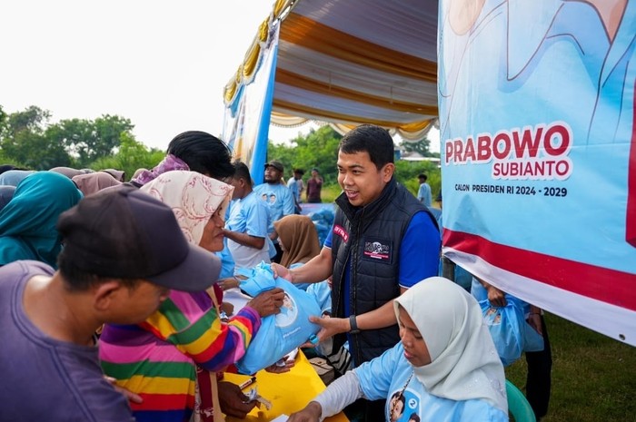 Barisan RFG Tebar Sembako Murah