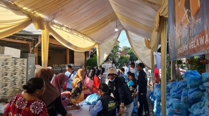 Barisan RFG Tebar Sembako Murah