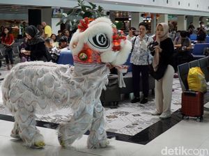 Perayaan Imlek, Barongsai Hibur Pengunjung Bandara Adi Soemarmo Solo