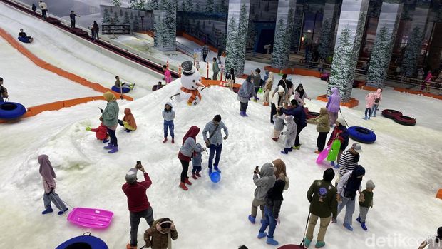 Di momen long weekend Tahun Baru Imlek ini, Trans Snow World Surabaya mempersembahkan hiburan khusus yang bisa dinikmati pengunjung. Namanya Barongsai On Snow.
