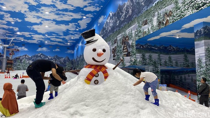 Di momen long weekend Tahun Baru Imlek ini, Trans Snow World Surabaya mempersembahkan hiburan khusus yang bisa dinikmati pengunjung. Namanya Barongsai On Snow.