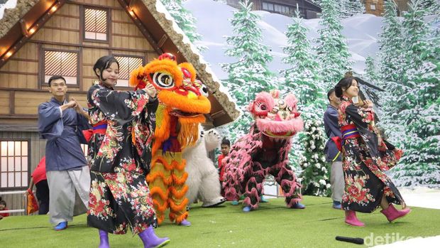 Di momen long weekend Tahun Baru Imlek ini, Trans Snow World Surabaya mempersembahkan hiburan khusus yang bisa dinikmati pengunjung. Namanya Barongsai On Snow.
