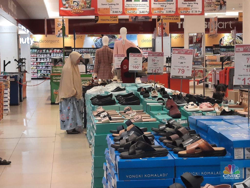 Belanja sepatu-sandal di Transmart Graha Raya, Bintaro diskon hingga 75%. Sabtu (10/2/2024). (CNBC Indonesia/Firda Dwi Muliawati)