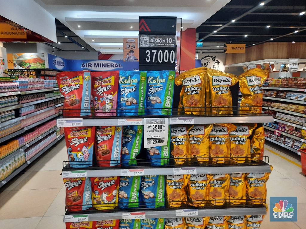 Berbagai makanan ringan diskon besar-besaran dengan Allobank dan Bank Mega di Transmart Graha Raya, Bintaro. Sabtu (10/2/2024). (CNBC Indonesia/Firda Dwi Muliawati)