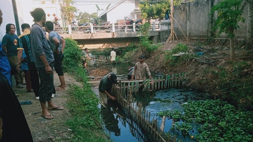 Bhabinkamtibmas, Aipda Herasandi bersama eks napiter membuat keramba ikan air tawar di sungai Kelurahan Penatoi, Kecamatan Mpunda, Kota Bima, NTB, Selasa (6/2/2024). (istimewa)