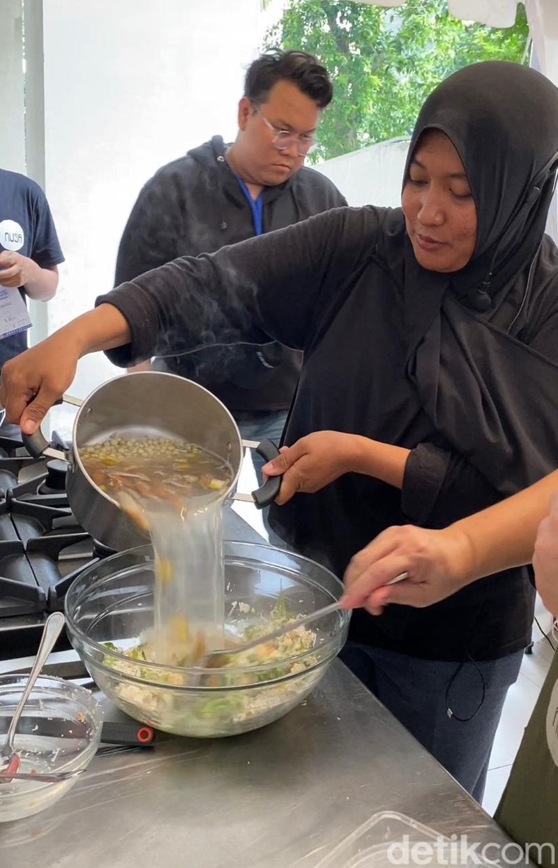 Binthe Biluhuta bukanlah sup, ini adalah masakan khas Gorontalo yang terbuat dari jagung ketan.