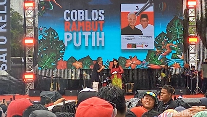 Butet Kartaredjasa dan Fitri Nganthi Wani membacakan puisi Wiji Thukul dalam kampanye Ganjar-Mahfud di Solo, Sabtu (10/2/2024).