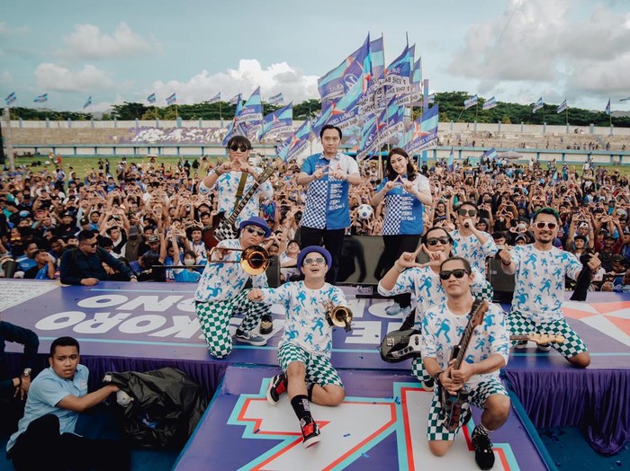 Calon legislatif (caleg) DPR RI nomor urut 1 dari Partai Demokrat, Edhie Baskoro Yudhoyono (Ibas) menggelar kampanye akbar di Stadion Pacitan, Jawa Timur.