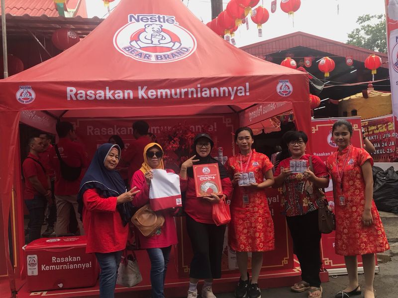 Dalam rangka mendukung perayaan Imlek tahun ini, BEAR BRAND menghadirkan selling booth dengan berbagai aktivitas.