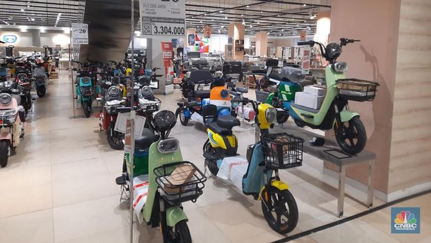 Diskon besar-besaran sepeda gowes listrik dan juga motor listrik di dalam Transmart Graha Raya, Bintaro. Hari Sabtu (10/2/2024). (CNBC Indonesia/  Firda Dwi Muliawati)
