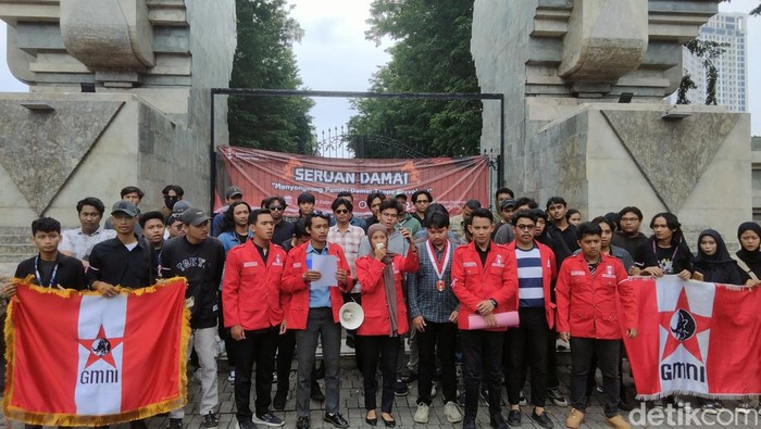 DPD GMNI Jatim gelar aksi serukan pemilu damai di TMP Mayjend Sungkono Surabaya