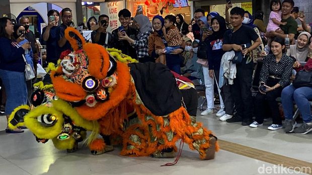 Dua barongsai hiburan penumpang KA do Stasiun Bandung.