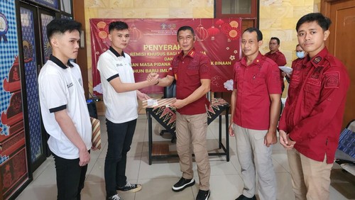 Dua narapidana kasus pelanggaran UU ITE di Lapas Kerobokan mendapat remisi khusus Imlek 2024. (Foto: Istimewa)