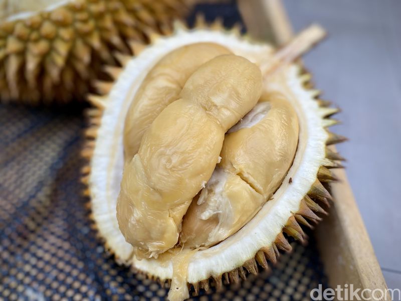 Potong durian yang sudah matang