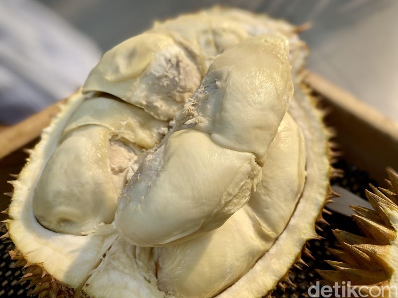 Potong durian yang sudah matang